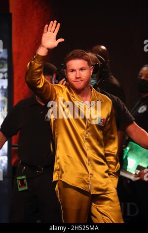 Las Vegas, Nevada, USA. November 2021. LAS VEGAS, NV – 6. NOVEMBER: Boxer Canelo Alvarez begrüßt das Publikum beim offiziellen Wägen für seinen Kampf gegen Caleb Plant in der MGM Grand Garden Arena am 6. November 2021 in Las Vegas, Nevada.die Kämpfer treffen sich am 7. November in Las Vegas in einem WBA/WBC/WBO super-midlewight 168-Pfund-Titelkampf. (Bild: © Alejandro Salazar/PX Imagens via ZUMA Press Wire) Bild: ZUMA Press, Inc./Alamy Live News Stockfoto