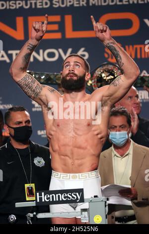 Las Vegas, Nevada, USA. November 2021. LAS VEGAS, NV – 6. NOVEMBER: Boxer Caleb Plant posiert auf der Waage während der offiziellen Wägung für seinen Kampf gegen Canelo Alvarez in der MGM Grand Garden Arena am 6. November 2021 in Las Vegas, Nevada.die Kämpfer werden sich am 7. November in Las Vegas in einem WBA/WBC/WBO super-midlewight 168-Pfund-Titelkampf treffen. (Bild: © Alejandro Salazar/PX Imagens via ZUMA Press Wire) Bild: ZUMA Press, Inc./Alamy Live News Stockfoto