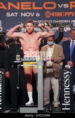 Las Vegas, Nevada, USA. November 2021. LAS VEGAS, NV – 6. NOVEMBER: Boxer Canelo Alvarez posiert auf der Waage während der offiziellen Wägung für seinen Kampf gegen Caleb Plant in der MGM Grand Garden Arena am 6. November 2021 in Las Vegas, Nevada.die Kämpfer werden sich am 7. November in Las Vegas in einem WBA/WBC/WBO super-midlewight 168-Pfund-Titelkampf treffen. (Bild: © Alejandro Salazar/PX Imagens via ZUMA Press Wire) Bild: ZUMA Press, Inc./Alamy Live News Stockfoto