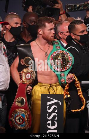 Las Vegas, Nevada, USA. November 2021. LAS VEGAS, NV – 6. NOVEMBER: Boxer Canelo Alvarez posiert auf der Waage während der offiziellen Wägung für seinen Kampf gegen Caleb Plant in der MGM Grand Garden Arena am 6. November 2021 in Las Vegas, Nevada.die Kämpfer werden sich am 7. November in Las Vegas in einem WBA/WBC/WBO super-midlewight 168-Pfund-Titelkampf treffen. (Bild: © Alejandro Salazar/PX Imagens via ZUMA Press Wire) Bild: ZUMA Press, Inc./Alamy Live News Stockfoto