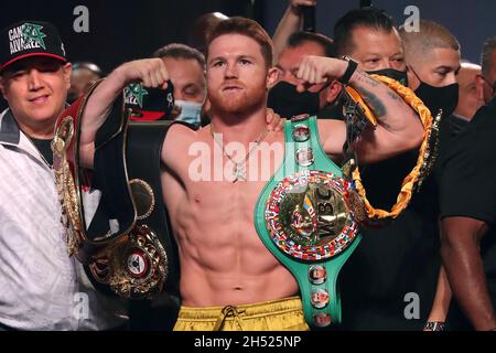Las Vegas, Nevada, USA. November 2021. LAS VEGAS, NV – 6. NOVEMBER: Boxer Canelo Alvarez posiert auf der Waage während der offiziellen Wägung für seinen Kampf gegen Caleb Plant in der MGM Grand Garden Arena am 6. November 2021 in Las Vegas, Nevada.die Kämpfer werden sich am 7. November in Las Vegas in einem WBA/WBC/WBO super-midlewight 168-Pfund-Titelkampf treffen. (Bild: © Alejandro Salazar/PX Imagens via ZUMA Press Wire) Bild: ZUMA Press, Inc./Alamy Live News Stockfoto