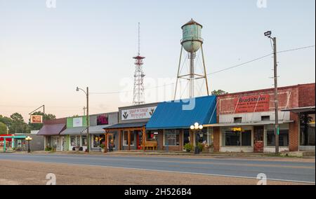 Hampton, Arkansas, USA - 26. September 2021: Das alte Geschäftsviertel an der Main Street Stockfoto