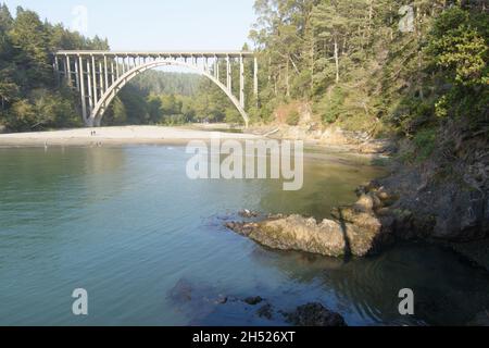 Brücke des California Highway 1 über den Russian Gulch State Park Beach. Stockfoto