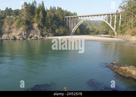 Brücke des California Highway 1 über den Russian Gulch State Park Beach. Stockfoto