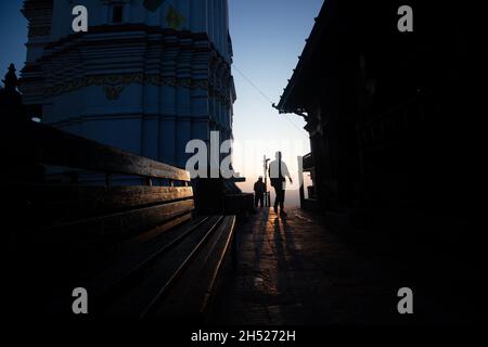 Kathmandu, NE, Nepal. November 2021. Die Menschen werden am frühen Samstag in Kathmandu, Nepal, am 6. November 2021 gegen die aufgehende Sonne geschilhoutet, als sie die Swoyambhunath Stupa besuchen. (Bild: © Aryan Dhimal/ZUMA Press Wire) Bild: ZUMA Press, Inc./Alamy Live News Stockfoto