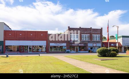 Des Arc, Arkansas, USA - 18. Oktober 2021: Das alte Geschäftsviertel an der Main Street Stockfoto