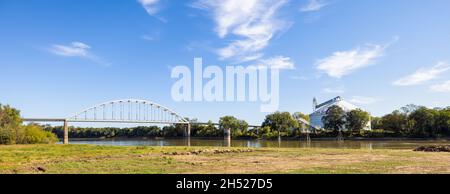 Des Arc, Arkansas, USA - 18. Oktober 2021: Die AR-38-Brücke über den White River Stockfoto