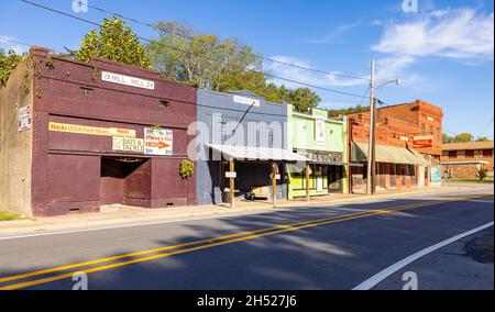 De Valls Bluff, Arkansas, USA - 18. Oktober 2021: Das alte Geschäftsviertel an der Main Street Stockfoto