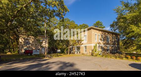 De Valls Bluff, Arkansas, USA - 18. Oktober 2021: Das historische Bezirksgericht von The Historic Apprie County und das Sheriff Dept House Stockfoto