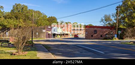 De Valls Bluff, Arkansas, USA - 18. Oktober 2021: Das alte Geschäftsviertel an der Main Street Stockfoto