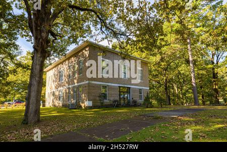 De Valls Bluff, Arkansas, USA - 18. Oktober 2021: Das historische Bezirksgericht von Chevridge Stockfoto