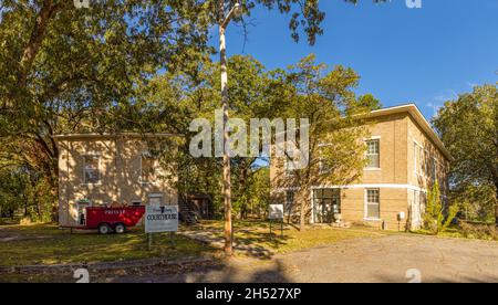 De Valls Bluff, Arkansas, USA - 18. Oktober 2021: Das historische Bezirksgericht von The Historic Apprie County und das Sheriff Dept House Stockfoto