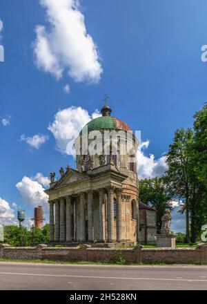 Pidhirtsi, Ukraine 06.07.2021. Kirche der Erhöhung des Heiligen Kreuzes und des Hl. Josef in Pidhirtsi Dorf, Ukraine, an einem sonnigen Sommertag Stockfoto