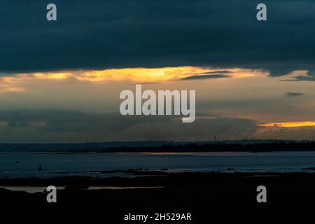 Einbruch der Dunkelheit in der Usk Mouth und dem Bristol Channel, Wales. VEREINIGTES KÖNIGREICH. Stockfoto