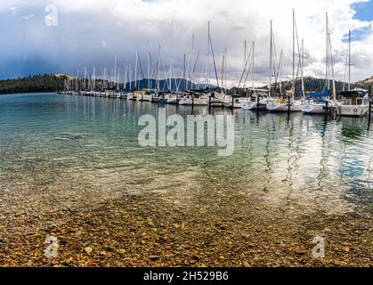 Segelboote liegen am Flathead Lake mit Bergen im Hintergrund, Dayton, Montana, USA Stockfoto