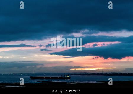 Ein Schiff verlässt den Hafen an der Usker Mündung und geht weiter in den Bristol Channel. Wales. VEREINIGTES KÖNIGREICH Stockfoto