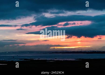 Einbruch der Dunkelheit in der Usk Mouth und dem Bristol Channel, Wales. VEREINIGTES KÖNIGREICH. Stockfoto