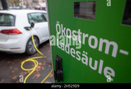 Halle, Deutschland. November 2021. PRODUKTION - 05. November 2021, Sachsen-Anhalt, Halle (Saale): Elektroautos werden an einer Ladestation auf dem Universitätsring in Halle/Saale geladen. Die Lademöglichkeiten für Elektroautos in Sachsen-Anhalt sind überschaubar, einige Nachbarländer sind viel besser positioniert. Foto: Hendrik Schmidt/dpa-Zentralbild/dpa Quelle: dpa picture Alliance/Alamy Live News Stockfoto