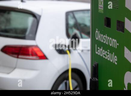 Halle, Deutschland. November 2021. PRODUKTION - 05. November 2021, Sachsen-Anhalt, Halle (Saale): Elektroautos werden an einer Ladestation auf dem Universitätsring in Halle/Saale geladen. Die Lademöglichkeiten für Elektroautos in Sachsen-Anhalt sind überschaubar, einige Nachbarländer sind viel besser positioniert. Foto: Hendrik Schmidt/dpa-Zentralbild/dpa Quelle: dpa picture Alliance/Alamy Live News Stockfoto