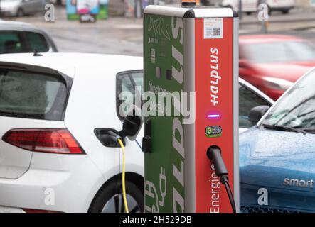 Halle, Deutschland. November 2021. PRODUKTION - 05. November 2021, Sachsen-Anhalt, Halle (Saale): Elektroautos werden an einer Ladestation auf dem Universitätsring in Halle/Saale geladen. Die Lademöglichkeiten für Elektroautos in Sachsen-Anhalt sind überschaubar, einige Nachbarländer sind viel besser positioniert. Foto: Hendrik Schmidt/dpa-Zentralbild/dpa Quelle: dpa picture Alliance/Alamy Live News Stockfoto