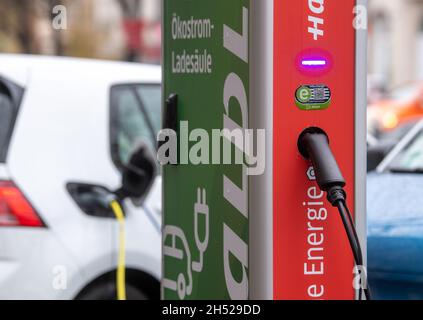 Halle, Deutschland. November 2021. PRODUKTION - 05. November 2021, Sachsen-Anhalt, Halle (Saale): Elektroautos werden an einer Ladestation auf dem Universitätsring in Halle/Saale geladen. Die Lademöglichkeiten für Elektroautos in Sachsen-Anhalt sind überschaubar, einige Nachbarländer sind viel besser positioniert. Foto: Hendrik Schmidt/dpa-Zentralbild/dpa Quelle: dpa picture Alliance/Alamy Live News Stockfoto