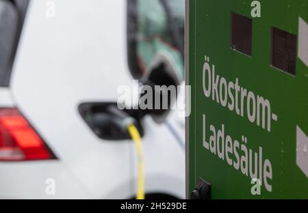 Halle, Deutschland. November 2021. PRODUKTION - 05. November 2021, Sachsen-Anhalt, Halle (Saale): Elektroautos werden an einer Ladestation auf dem Universitätsring in Halle/Saale geladen. Die Lademöglichkeiten für Elektroautos in Sachsen-Anhalt sind überschaubar, einige Nachbarländer sind viel besser positioniert. Foto: Hendrik Schmidt/dpa-Zentralbild/dpa Quelle: dpa picture Alliance/Alamy Live News Stockfoto