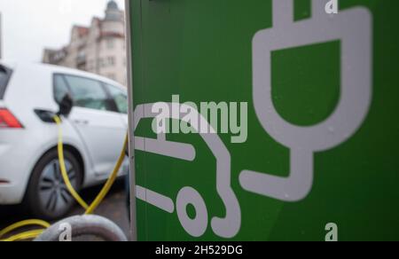 Halle, Deutschland. November 2021. PRODUKTION - 05. November 2021, Sachsen-Anhalt, Halle (Saale): Elektroautos werden an einer Ladestation auf dem Universitätsring in Halle/Saale geladen. Die Lademöglichkeiten für Elektroautos in Sachsen-Anhalt sind überschaubar, einige Nachbarländer sind viel besser positioniert. Foto: Hendrik Schmidt/dpa-Zentralbild/dpa Quelle: dpa picture Alliance/Alamy Live News Stockfoto