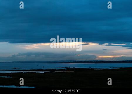 Einbruch der Dunkelheit in der Usk Mouth und dem Bristol Channel, Wales. VEREINIGTES KÖNIGREICH. Stockfoto