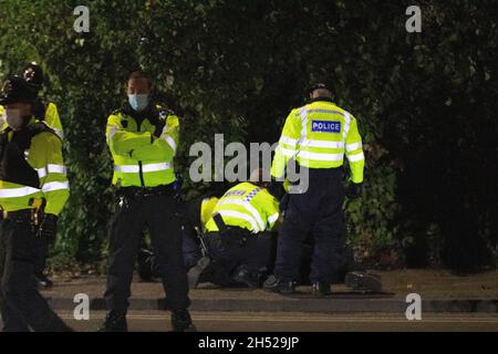 Die Polizei von Sussex hat sechs Festnahmen durchgeführt. Lewes Bonfire Feiern 2021 Stockfoto