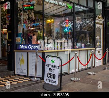 CBD Medical Cannibis Oil, Cannabliss CBD oils Cannabidiol Dispensary Werbebanner in Southport. Kommerzielle Verkäufe von Cannabidiol Marihuana, thc, Cannabis, Medizin, Medizin, Droge, natürlich, Topf, ganja, heilen, Legal, bundesweit, grün, Hanf, Pflanze, Unkraut, Blätter, Produkte Öl auf Brettern außerhalb des Stadtzentrums Vapeing Produkte zu speichern. Stockfoto