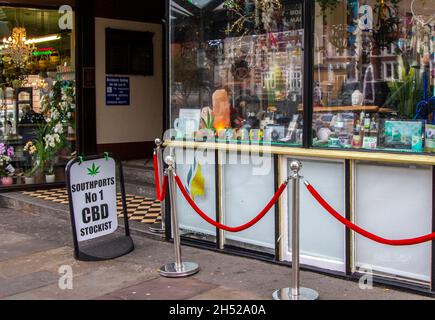 CBD-Händler für medizinisches Cannabisöl, Cannabliss CBD-Öle Cannabidiol-Apotheke Werbebanner in Southport. Kommerzielle Verkäufe von Cannabidiol Marihuana, THC, Cannabis, Medizin, Medizin, Droge, natürlich, Topf, ganja, heilen, Legal, bundesweit, grün, Hanf, Pflanze, Unkraut, Blätter, Produkte Öl auf A-Boards außerhalb des Stadtzentrums Vaping Produkte Store. Stockfoto