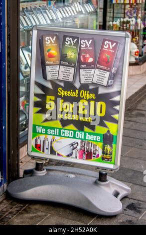 CBD Medical Cannibis Oil, Cannabliss CBD oils Cannabidiol Dispensary Werbebanner in Southport. Kommerzielle Verkäufe von Cannabidiol Marihuana, thc, Cannabis, Medizin, Medizin, Droge, natürlich, Topf, ganja, heilen, Legal, bundesweit, grün, Hanf, Pflanze, Unkraut, Blätter, Produkte Öl auf Brettern außerhalb des Stadtzentrums Vapeing Produkte zu speichern. Stockfoto