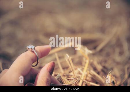 Nahaufnahme des eleganten Diamantrings auf unscharfem Hintergrund. Luxus Diamanten Schmuck Accessoire. „I Love You Darling“-Konzept. Im Selektiven Fokus Stockfoto