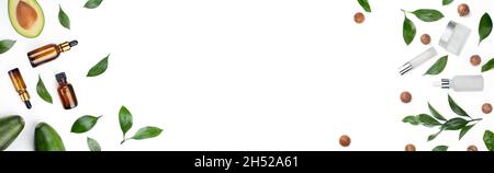 Tropfflaschen mit frischen reifen Avocado-Macadamias und ätherischem Öl auf weißem Tisch flach legen Stockfoto