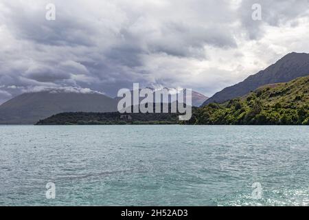 Gebirgskette am Ufer des Lake Wakatipu. Neuseeland Stockfoto
