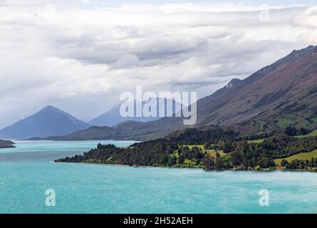 Hügelige Landschaften am Ufer des Lake Wakatipu. Neuseeland Stockfoto