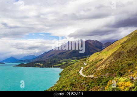 Die Straße nach Glenorchy am Ufer des Lake Wakatipu. Neuseeland Stockfoto