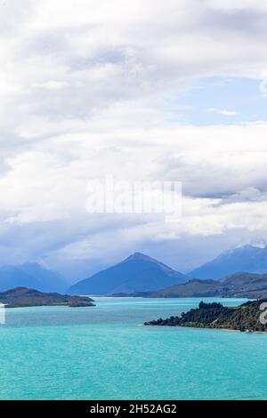 Pyramidenförmige Berge am Ufer des Lake Wakatipu. Südinsel, Neuseeland Stockfoto