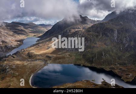 Luftaufnahme der fliegenden Drohne Episches Landschaftsbild im Frühherbstherbst entlang des Ogwen-Vslley im Snowdonia-Nationalpark mit dramatischem Himmel und Berg Stockfoto