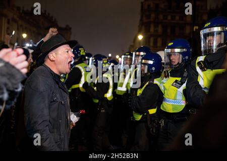 London, Großbritannien. November 2021. Protestierende konfrontieren die Polizei während des Protestes. Die Demonstranten versammelten sich am Trafalgar-Platz zum jährlichen Millionen-Maske-Marsch. Die jährliche Demonstration wurde zum ersten Mal von der haktivistischen Gruppe Anonymous am Guys Fawkes Day im Jahr 2012 aufgerufen. Kredit: SOPA Images Limited/Alamy Live Nachrichten Stockfoto