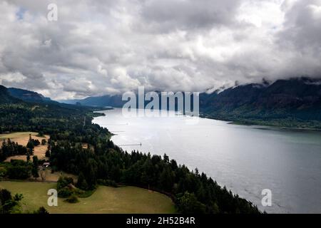 Die Columbia River Gorge bietet einen Blick auf den Fluss von der Washington State Side Stockfoto
