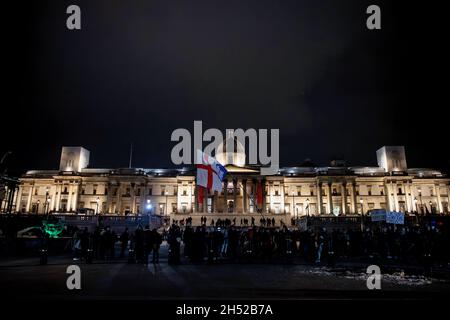 London, Großbritannien. November 2021. Demonstranten versammeln sich während des Protestes auf dem Trafalgar Square. Die Demonstranten versammelten sich am Trafalgar-Platz zum jährlichen Millionen-Maske-Marsch. Die jährliche Demonstration wurde zum ersten Mal von der haktivistischen Gruppe Anonymous am Guys Fawkes Day im Jahr 2012 aufgerufen. (Foto von Hesther Ng/SOPA Images/Sipa USA) Quelle: SIPA USA/Alamy Live News Stockfoto