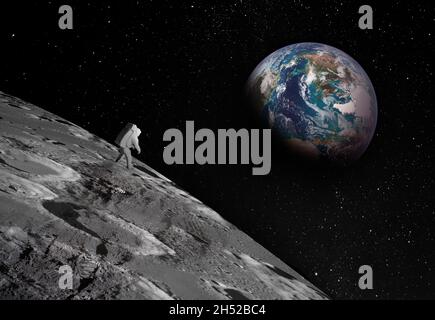 Kleine Astronautenfigur, deutlich sichtbar auf der Oberfläche des Mondes, blickt auf die ferne Erde in den Himmel. Fußabdrücke bestätigen das Vorhandensein eines p Stockfoto