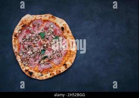 Köstliche hausgemachte Pizza auf schwarzem Hintergrund Stockfoto