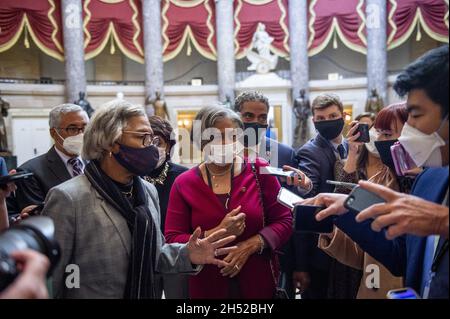 Washington DC, USA. November 2021. Der Vorsitzende des Kongresses, der schwarze Caucus, die Vertreterin der Vereinigten Staaten, Joyce Beatty (Demokrat von Ohio), links, und die Vertreterin der Vereinigten Staaten, Brenda Lawrence (Demokrat von Michigan), rechts, Werden von anderen Mitgliedern des Kongress-Black Caucus begleitet, während sie mit Reportern sprechen, während sie zur Kammer des Repräsentantenhauses gehen, während das Repräsentantenhaus sich darauf vorbereitet, über die Build Back Better- und überparteilichen Infrastrukturrechnungen im US-Kapitol in Washington, DC, USA, am Donnerstag, den 5. November, abzustimmen. 2021. Der Kongress hat ein 1.2 Billionen Dollar überparteiliche Infrastrukturgesetz verabschiedet, Deliveri Stockfoto