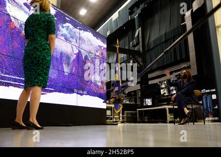 Greenbelt, USA . November 2021. Die US-Vizepräsidentin Kamala Harris wirft eine Frage während einer Präsentation auf, während sie am Freitag, dem 5. November 2021, das Goddard Space Flight Center der National Aeronautics and Space Administration (NASA) in Greenbelt, MD, USA, bereist hat. Harris kündigte an, dass die Eröffnungssitzung des National Space Council der Biden-Regierung am 1. Dezember stattfinden wird. Foto von Ting Shen/Pool/ABACAPRESS.COM Quelle: Abaca Press/Alamy Live News Stockfoto