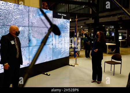 Greenbelt, USA . November 2021. Die US-Vizepräsidentin Kamala Harris wirft eine Frage während der Präsentation der ersten Bilderrücksendungen der kürzlich gestarteten Landsat 9 Erdbeobachtungsmission auf, als sie am Freitag, den 5. November 2021, das Goddard Space Flight Center der National Aeronautics and Space Administration (NASA) in Greenbelt, MD, USA, besuchte. Harris kündigte an, dass die Eröffnungssitzung des National Space Council der Biden-Regierung am 1. Dezember stattfinden wird. Foto von Ting Shen/Pool/ABACAPRESS.COM Quelle: Abaca Press/Alamy Live News Stockfoto