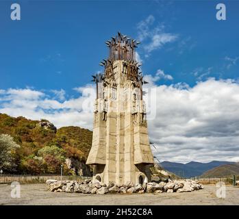 ZHINVALI, GEORGIEN - 7. Oktober 2018.Denkmal von 300 Aragvi-Kriegshelden, die in der Krtsani-Schlacht von 1795 gefallen sind. Stockfoto