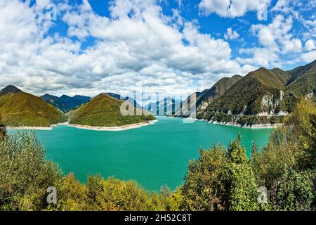 Landschaft des Stausees von Jinvalskoe, Georgien. Vierzig Kilometer nördlich von Tiflis, zwischen den Bergen am Fluss Aragvi, liegt ein unglaublich schönes w Stockfoto