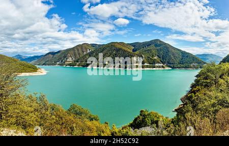 Landschaft des Stausees von Jinvalskoe, Georgien. Vierzig Kilometer nördlich von Tiflis, zwischen den Bergen am Fluss Aragvi, liegt ein unglaublich schönes w Stockfoto